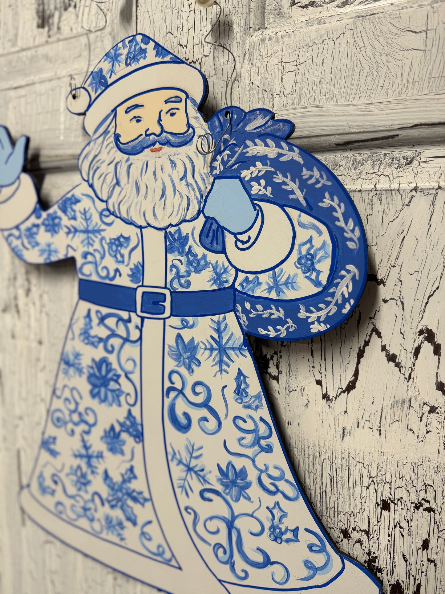 Chinoiserie Santa Wooden Door Hanger – Elegant Blue and White Christmas Decor